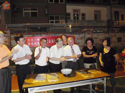  府會首長在中秋夜與居民共慶佳節。（翁碧蓮攝）