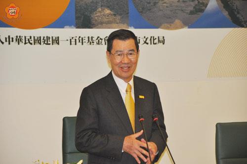 副總統蕭萬長出席建國一百年「微笑老蕭與民有約」活動,宣達活動主題「百年和平」理念。(許加泰攝)
