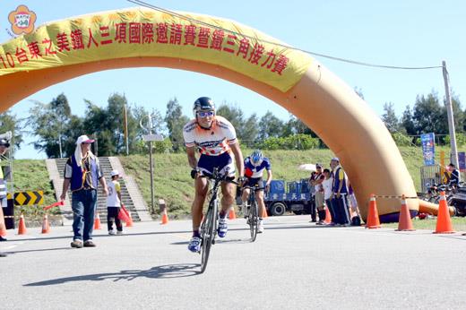 「2010台東之美鐵人三項國際邀請賽」,十月二、三日在台東舉辦,金門縣代表隊在鐵三角接力賽表現優異。(照片由台東縣政府新聞科提供)