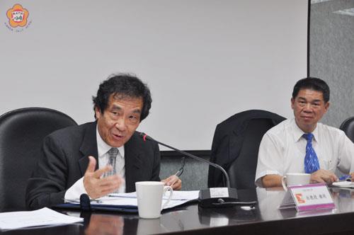 金門大學召開首屆校務發展論壇:著名華裔儒學大師杜維明教授(左)發表見解。(許加泰攝)