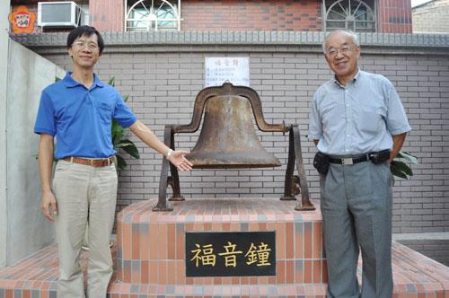　後浦基督教會即將慶祝在金門宣教110週年，後浦基督教會牧師李坤南與長老王欽元介紹「鎮會之寶」福音鐘，已有八十一年歷史的福音鐘，看來相當古樸。（蔡家蓁攝）