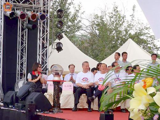 金門縣長李沃士昨天特別率領縣府團隊赴台參加「2010台灣豬腳節」活動，與中央各部會首長齊聚一堂交流，實地觀摩各縣巿行銷農畜產品美食之運作與作業流程。（建設局提供）