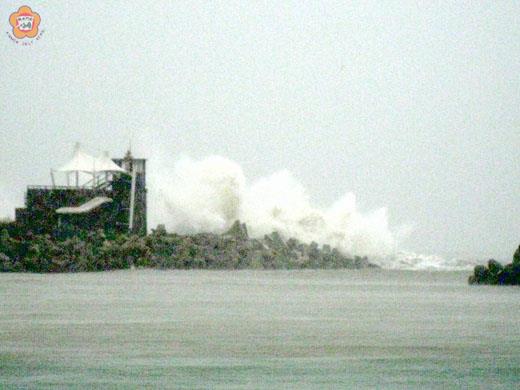 颱風橫掃,海浪沖擊新湖漁港東堤的情形,非常壯觀。(張建騰攝)