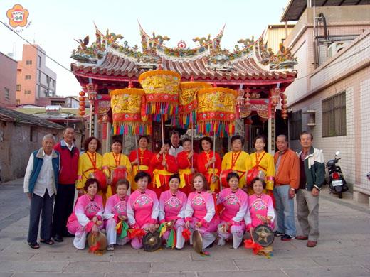 金城南門天后宮邀請泉州天后宮娘傘鼓陣成員郭麗明等七人,跨海來金指導傳授娘傘鼓絕技後合影。(李金鎗攝)
