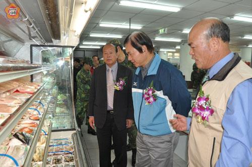 金門區漁會生鮮超市烈嶼店昨隆重開幕:縣府主任秘書盧志輝等人,在漁會理事長陳水義陪同下參觀烈嶼店內部架上陳列販售生鮮產品。(楊水詠攝)