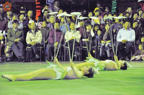 「花韻—肩上花盤」表演中,演員們在轉花盤的同時,還能平躺,倒立,或疊羅漢。(張建騰攝)