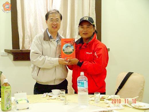 縣長李沃士歡迎三立台灣台「寶島漁很大」節目主持人沈文程等來金拍攝錄製節目。
(縣府建設局提供)