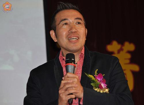 張輝明有個當畫家的夢想;夢想源起就在沙中。(張建騰攝)