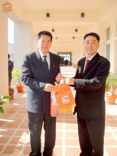金大校長李金振(左)贈送紀念品予來訪的韓國KBS電視台,表達歡迎之意。(許加泰攝)