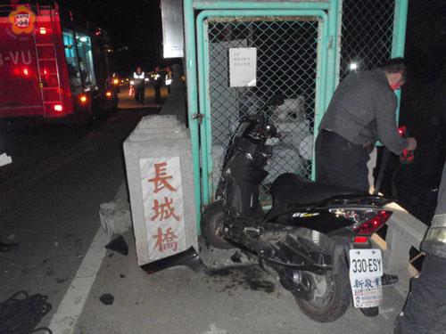 金寧鄉湖下慈堤發生一起車禍,機車騎士疑因失速撞上慈堤長城橋橋頭之水閘升降設備(鐵製圍籬)跌落深約六、七公尺的橋下大排水溝受傷,消防人員緊急搶救送醫。(金城警分局提供)