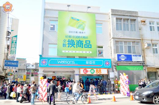全球連鎖藥妝店的屈臣氏看準金門在地鄉親和年輕學子消費群,昨天第一家金門旗艦店在城區開幕。
(李增汪攝)