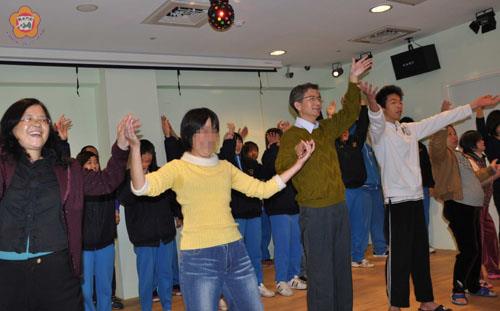   農工師生為福田園生服務；福田園生給農工師生歡樂。（張建騰攝）