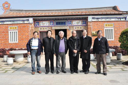 台灣著名建築師李祖原(右三)與總統府國策顧問李錫奇(左三)昨拜會縣長李沃士,李縣長與兩位大師在李錫奇的古寧頭老家前合影。(蔡家蓁攝)