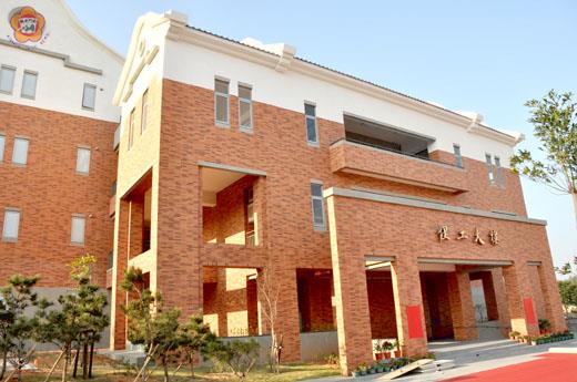 斥資新台幣3億2千萬元興建的金大理工大樓,閩南式建築風格,呈現出氣勢恢宏又有古樸的風味。(許加泰攝)