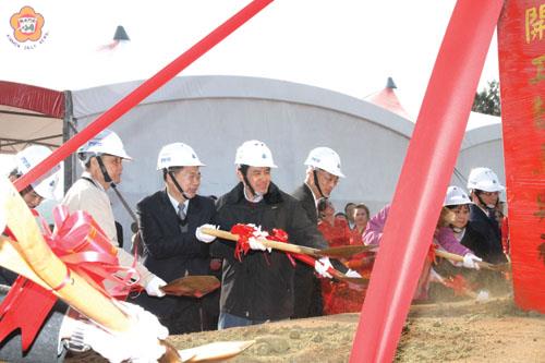 「金門大橋」,昨日開工動土,總統馬英九(左四)帶領行政院長吳敦義(左五)、金門縣長李沃士(左三)等為大橋持鍬動工。(許加泰攝)