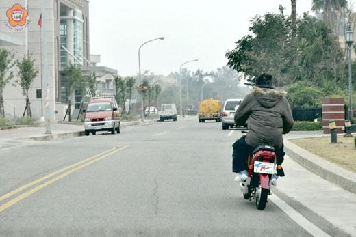 電動（輔助）自行車已開放上路，縣警局呼籲車主於購買電動（輔助）自行車時應認明審驗合格標章，並應戴妥安全帽後再上路。（莊煥寧攝）