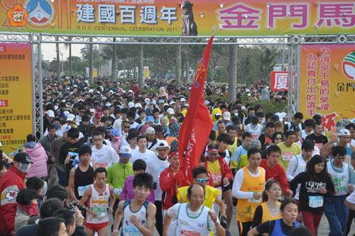 一萬七千多人參加,場面壯觀。(許加泰攝))