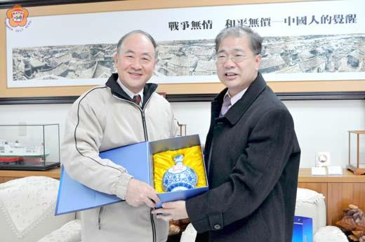   退輔會主任委員曾金陵昨拜會李縣長，李縣長特別以擎天酒相贈。（蔡家蓁攝）