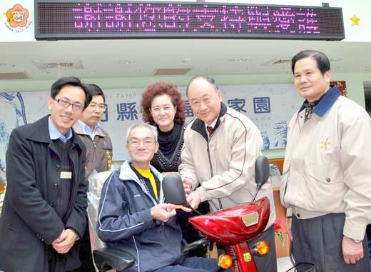 曾金陵（右二）、鄭有諒（右一）到福田慰問老榮民；曾金陵讚揚聶玉美（右三）、余國康在社福上的貢獻。（張建騰攝）