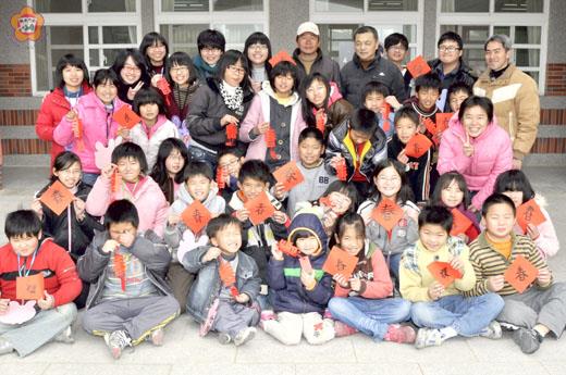 多年國小學子提筆寫春聯、完成應景飾品並大方展示,讓營隊很有年味!(陳麗妤攝)