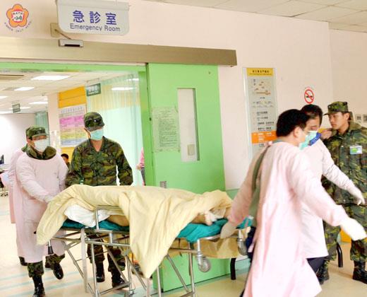 開槍自盡的阿兵哥被送到署立金門醫院。(張建騰攝)