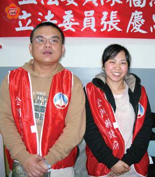   李佳融〈右〉熱心助人，卻頻說「沒什麼啦！」（縣府台北服務處主任陳永富提供）