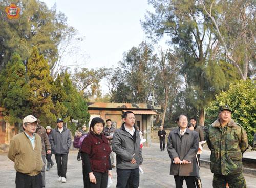 李沃士、楊迺聲、楊鎮浯、楊慧明等會勘金門植物園及「苗圃三營區」;李沃士認為此區可多元利用。
(張建騰攝)