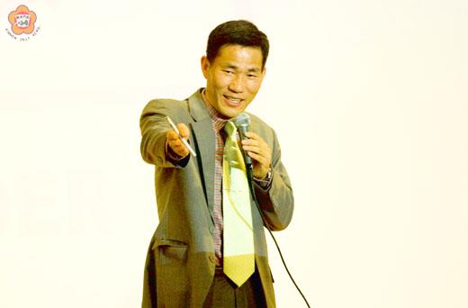 大夢麗協會創辦人孔介平(左上圖)日昨主講「從『我們』到『我』~新時代品德哲學」演講實況。
(大夢麗協會提供)