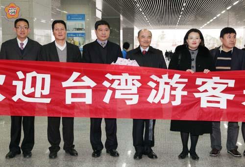   立榮航空蘇宏義董事長（右三）率溫州首發團循小三通管道前往，受到福建溫州市旅遊局局長張純潔（左三）等人歡迎。
（立榮航空提供）