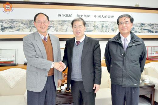 中華電信公司金門營運處經理姜世榮昨拜會李縣長(中),邀請他出席金門的MOD開播活動。(蔡家蓁攝)