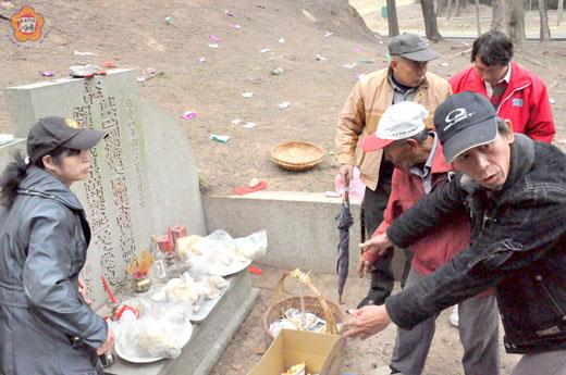 「臺灣戰將」蔡攀龍墓每年清明節前一天會開放讓瓊林蔡氏族人掃墓。(張建騰攝)