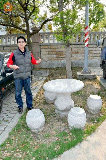 金城鎮公所建設課長許世丞說明石桌椅設置規範和相關規定。(楊水詠攝)