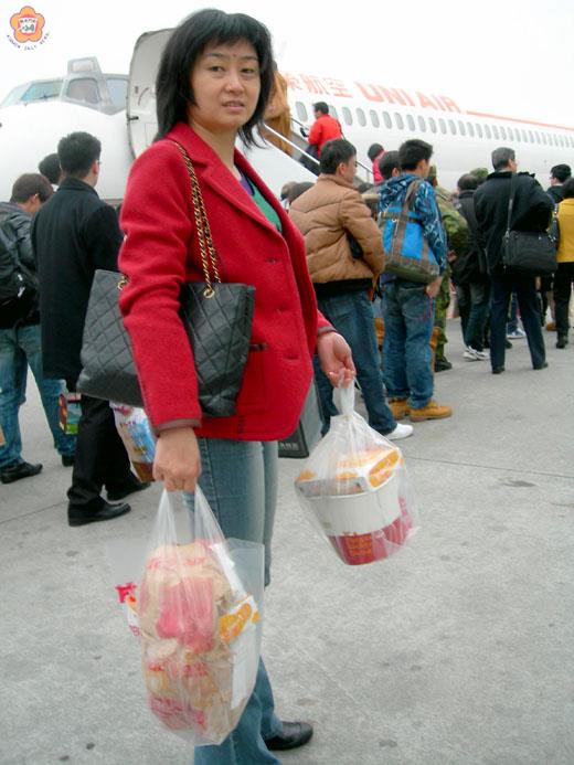 帶兩桶肯德基炸雞上飛機回金門分享親友,不時在台灣機場出現。(金門縣政府台北服務處主任陳永富提供)