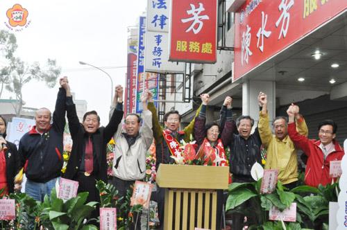 國民黨黨內立法委員登記提名參選人陳水芳,昨日在縣政府對面成立競選服務處,拉抬聲勢。(李增汪攝)
