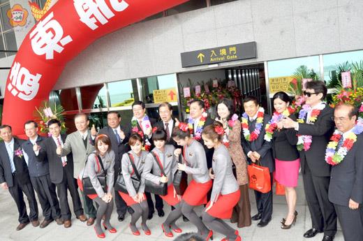 遠航總經理張綱維陪同立委羅明才等人搭首航班機抵金主持金門櫃檯啟用典禮，受到縣長李沃士等人歡迎並合影。（李金鎗攝）