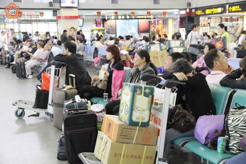   霧鎖金門，海空交通受影響，尚義機場擠滿候機人潮，歸心似箭又帶著無奈的表情。（楊水詠攝）