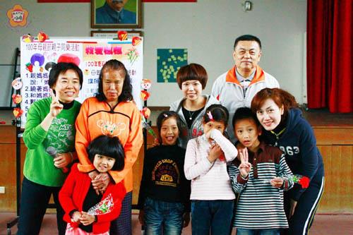 多年國小昨辦理母親節感恩活動,學子自製康乃馨花束獻給媽媽,親子透過互動體驗,歡喜慶佳節。(陳麗妤攝)