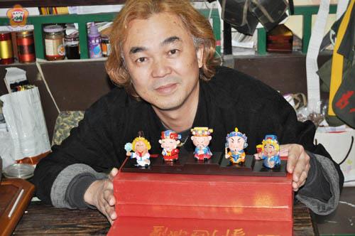 2011金門迎城隍活動上路,浯州陶藝創意總監王明宗發揮創意設計,把威嚴城隍爺和祂的部將化身為Q版公仔,十分可愛又討喜。(楊水詠攝)