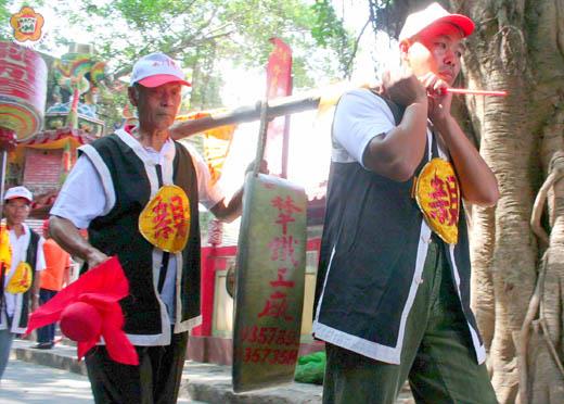 大鑼的直徑是二尺二寸,重十八公斤。(資料照片/張建騰攝)