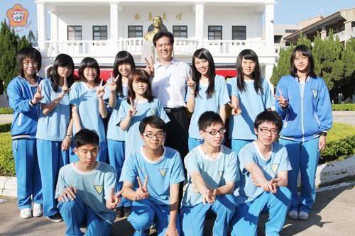 100學年度大學甄選入學個人申請統一分發放榜,金門高中校長蔡錦杉和錄取台大的12名學生合照。(許加泰攝)