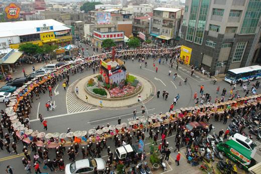 金門迎城隍遶境活動昨在城區熱鬧登場，金城鎮公所動員各地上千名人力，座上搭載了兩百名妝人小朋友，陣頭長度達一百七十六公尺的蜈蚣座，也在昨日迎城隍遶境隊伍中，一舉成功創造了世界最長純人力肩扛蜈蚣座金氏世界紀錄。（金城鎮公所鄭琪云攝）