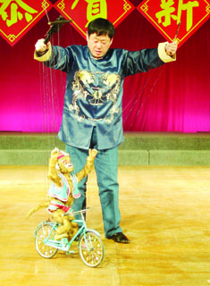 馴猴:可觀賞猴子撒嬌、彈吉他、跳舞、騎單車特技表演。(金門文化局提供)