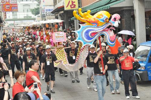   2011金門迎城隍活動，金城鎮公所成功締造「世界最長純人力肩扛蜈蚣座」金氏世界紀錄，金城鎮長石兆瑉：金門歷史性的一刻，也是金門人的榮耀。（楊水詠攝）