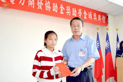 塔山發電廠昨舉行台電公司金門地區「促進電力開發協助金獎助學金」頒獎典禮，李清德廠長頒發各組獲獎的學生，肯定同學們在課業上的優異表現。
（李金鎗攝）