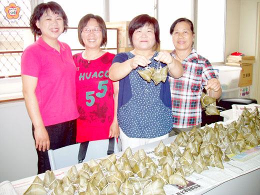 金沙鎮社區營造中心，昨於榮光社區辦理「社區媽媽健康飲食活動」，指導媽媽們製作五穀養生粽。（陳麗妤攝）