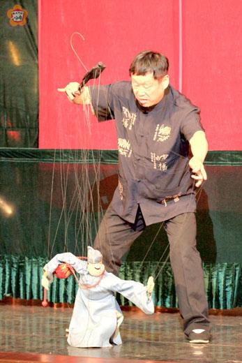 泉州著名提線木偶大師林文榮演出的小沙彌下山（楊水詠攝），