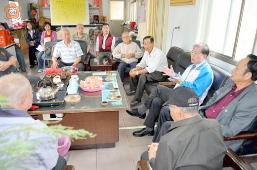 縣長李沃士走訪烈嶼社區發展協會和老人會，聽取地方建言。（楊水詠攝）