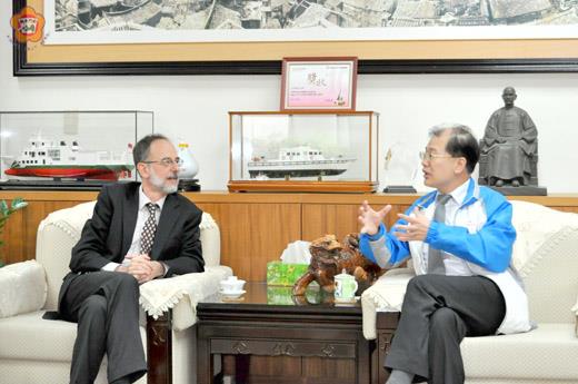 比利時台北辦事處處長李瀾昨日訪問金門，受到縣長李沃士熱烈歡迎。（李增汪攝）