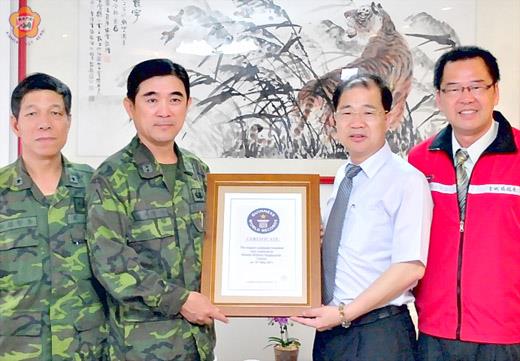 金門縣長及金城鎮長拜會指揮官為軍方協助災害防救演習及迎城隍遶境，李沃士（右二）、石兆 瑉（右一）向張慶翔（左二）、李智雄（左一）表示感謝。（張建騰攝）