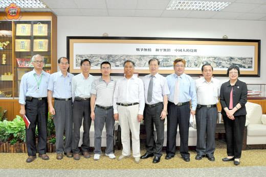 縣長李沃士昨日接見大陸高粱（兩糯一號）育種家魯茂祥博士。
（李增汪攝）